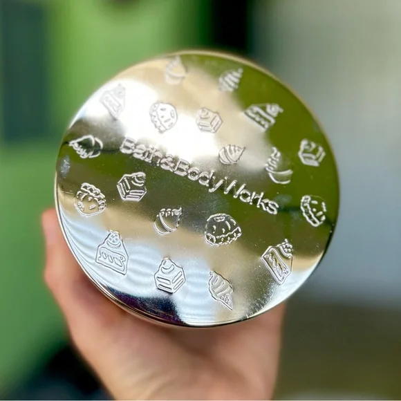 Bath & Body Works 3 Wick Scented Main Street Bakery Glass Candle - Picture 2 of 6